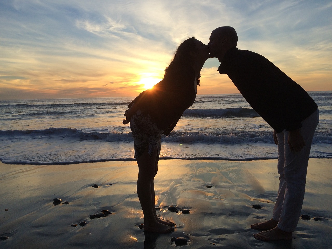 love, couple, beach, kissing, kiss, couple in love, couples in love, happy, romantic, nature, together, romance, happy couple, happy couples, boyfriend, young couple in love, relationship